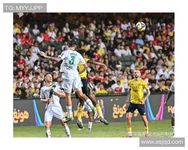 足球巨星街头现身引热议 粉丝围堵争相合影合照互动成亮点