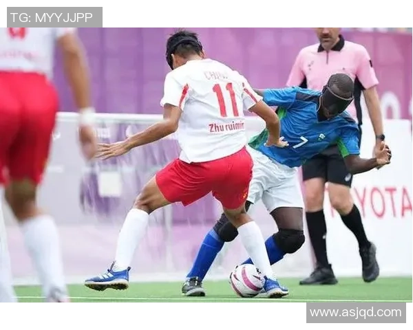 路人偶遇足球球星的真实反应和街头对话瞬间记录 路人偶遇足球球星的真实反应和街头对话瞬间记录